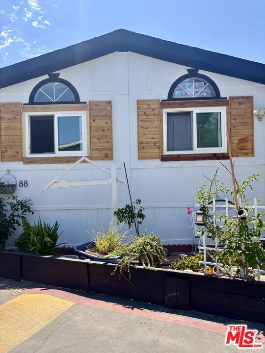 25000 Hawkbryn Avenue, Newhall CA: https://media.crmls.org/mediaz/cccce7ab-6d4a-43fd-910a-8a99750c82d7.jpg