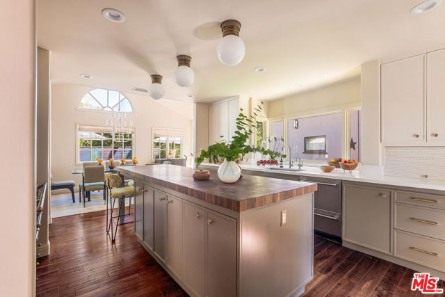 2770 La Castana Drive, Los Angeles CA: https://media.crmls.org/mediaz/ccd032ff-b865-4ce7-8df6-996f08966e24.jpg