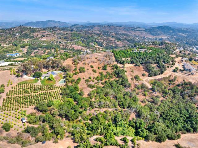 3240 Via Del Cielo, Fallbrook CA: https://media.crmls.org/mediaz/ccd088f2-e5fd-42f4-beed-8bf85a369fe5.jpg