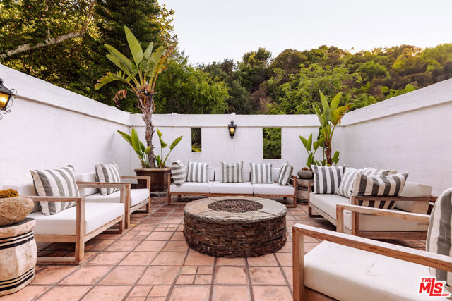 2942 Passmore Drive, Los Angeles CA: https://media.crmls.org/mediaz/ccd1a3dd-4910-4138-8da6-3a65c81e8e2a.jpg