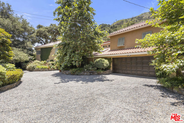 3265 Mandeville Canyon Road, Los Angeles CA: https://media.crmls.org/mediaz/ccd22dcf-5fb0-4b2e-bd25-f33da861f89c.jpg
