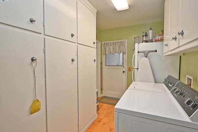 1380 E Juana Ave, San Leandro CA: https://media.crmls.org/mediaz/ccd37217-2830-471a-90e6-12d9949de326.jpg