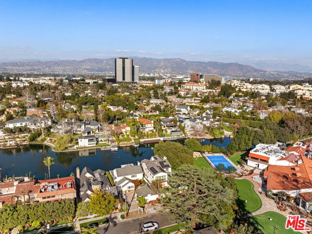 10037 Valley Spring Lane, Toluca Lake CA: https://media.crmls.org/mediaz/ccd3ac4e-03bc-4fbc-a0f9-76206cb0442e.jpg