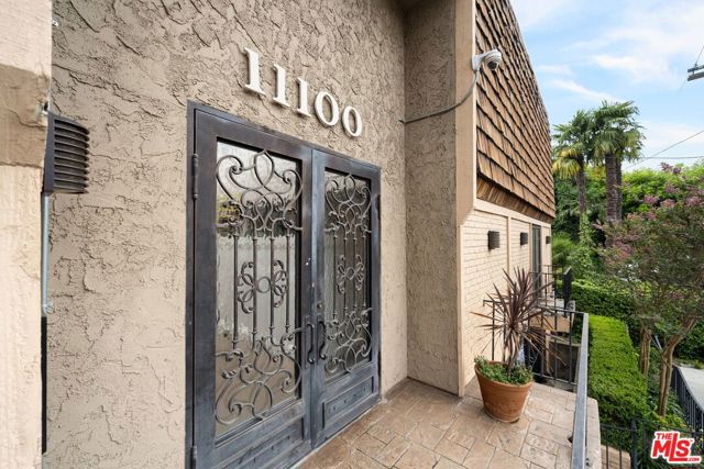 11100 Acama Street, North Hollywood, California 91602, 2 Bedrooms Bedrooms, ,2 BathroomsBathrooms,Condominium,For Sale,Acama,24433153