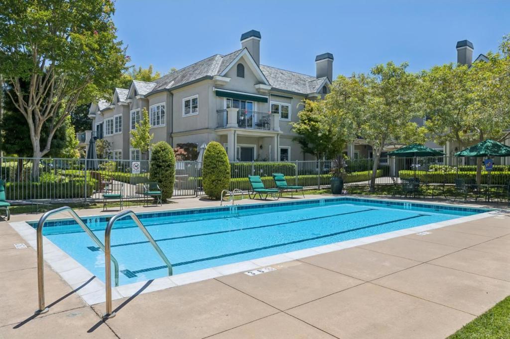 https://media.crmls.org/mediaz/ccd47d26-86f3-47e8-ba91-300e14bd8cef.jpg?preset=X-Large