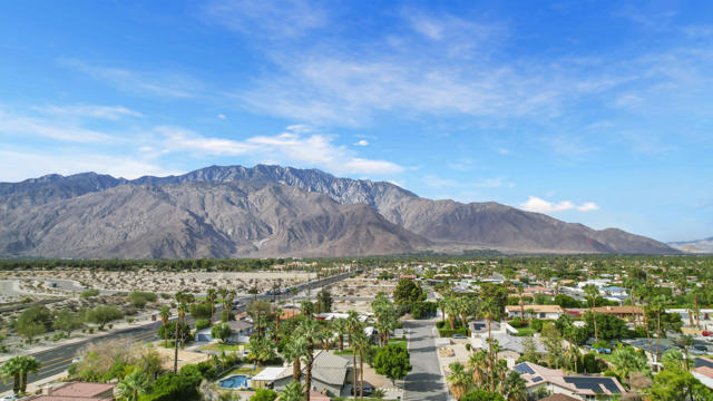 2800 E San Juan Road, Palm Springs CA: https://media.crmls.org/mediaz/ccd531bc-0662-434f-9431-b571e4105d1f.jpg