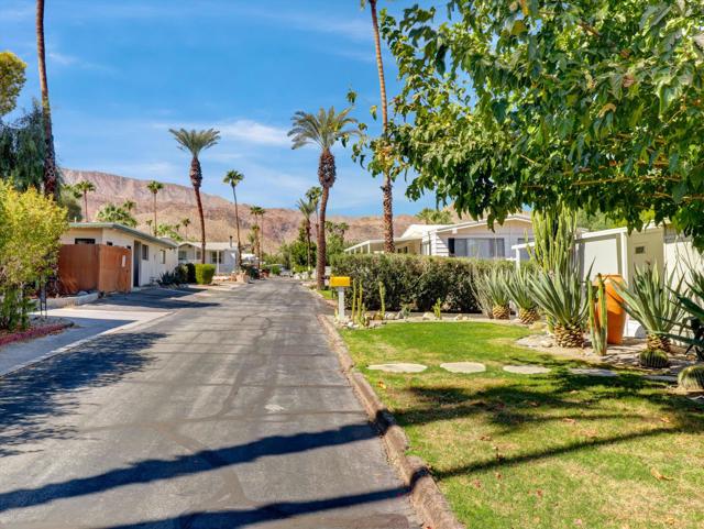 7 Ocotillo Lane, Palm Desert CA: https://media.crmls.org/mediaz/ccd5dfcc-7381-4842-aeb4-6de5624af3fc.jpg