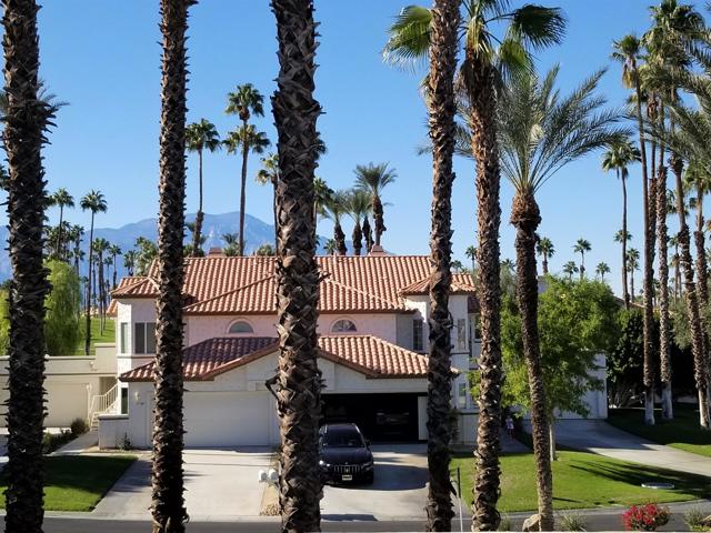 319 Vista Royale Drive, Palm Desert CA: https://media.crmls.org/mediaz/ccd60ea1-3218-47e5-a40f-497f09c3a75e.jpg