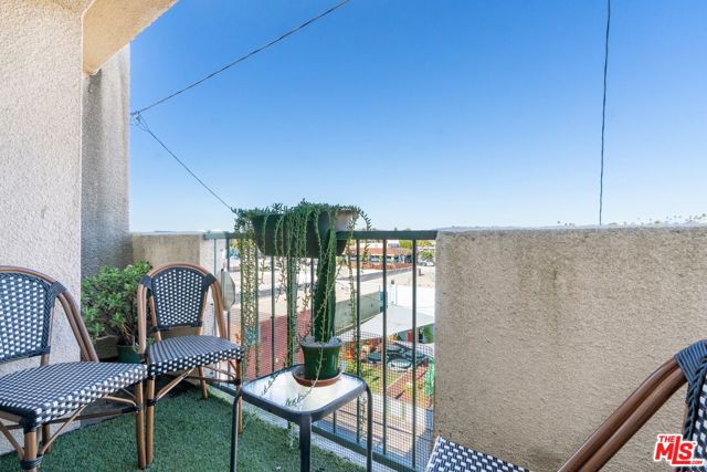 12311 Pacific Avenue, Los Angeles CA: https://media.crmls.org/mediaz/ccd77a4d-057d-450e-8585-4f7fade62bd8.jpg