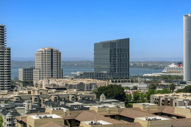 555 Front St, San Diego CA: https://media.crmls.org/mediaz/ccd7b607-3769-40c4-af75-6e0d53b92e7c.jpg