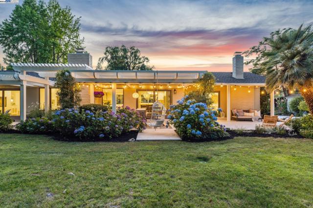 290 Bolla Ave, Alamo CA: https://media.crmls.org/mediaz/ccd81583-917d-4f2d-9791-4efaa592c271.jpg