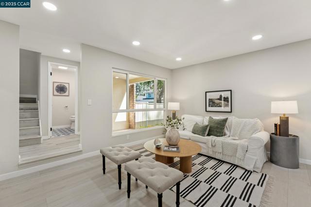 332 Kinross Dr, Walnut Creek CA: https://media.crmls.org/mediaz/ccd8ec10-01c9-4ecb-9b05-01a401a359bf.jpg