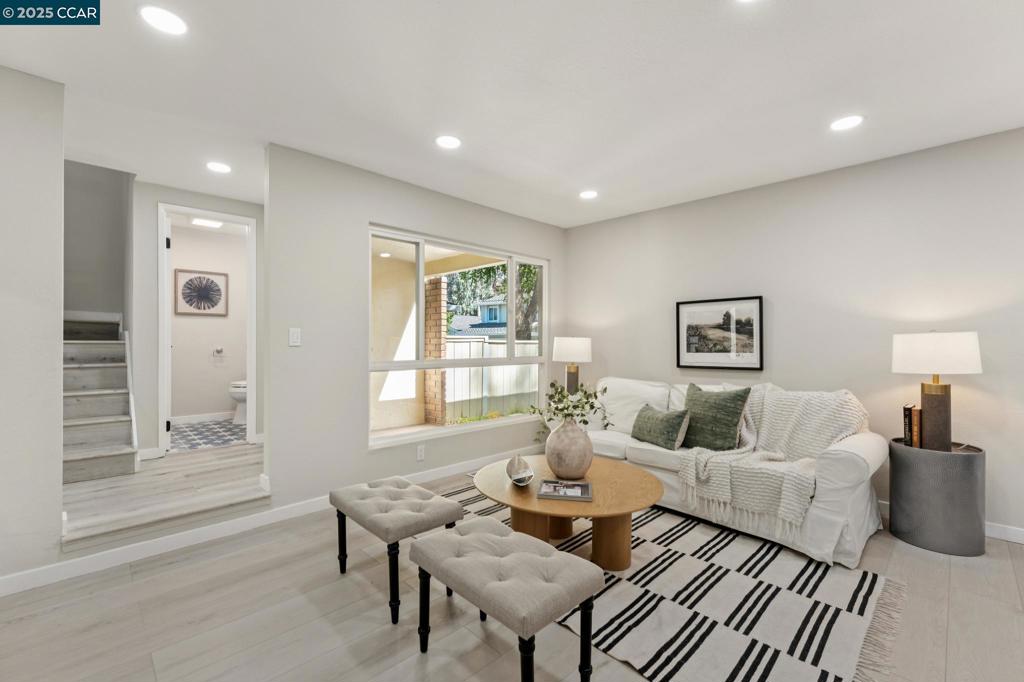 332 Kinross Dr
