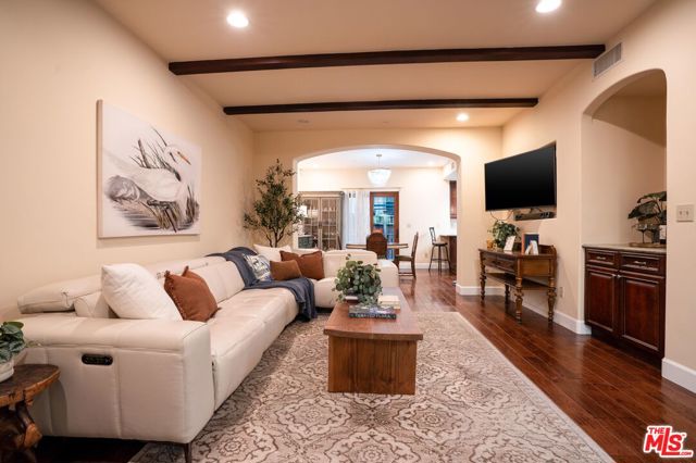 1331 N Sycamore Avenue, Los Angeles CA: https://media.crmls.org/mediaz/ccd92bd1-e713-4800-b0be-6177394cde3c.jpg
