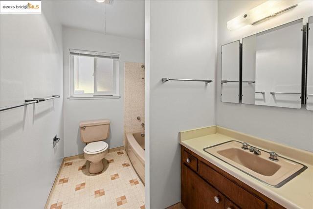 3312 Wisconsin St, Oakland CA: https://media.crmls.org/mediaz/ccd9999e-8c79-4ed8-81e6-689233bcf2af.jpg