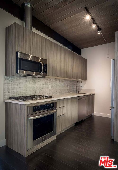 7912 Willow Glen Road, Los Angeles CA: https://media.crmls.org/mediaz/ccda3cb5-2f6a-4c9a-a319-78cd9c93af88.jpg