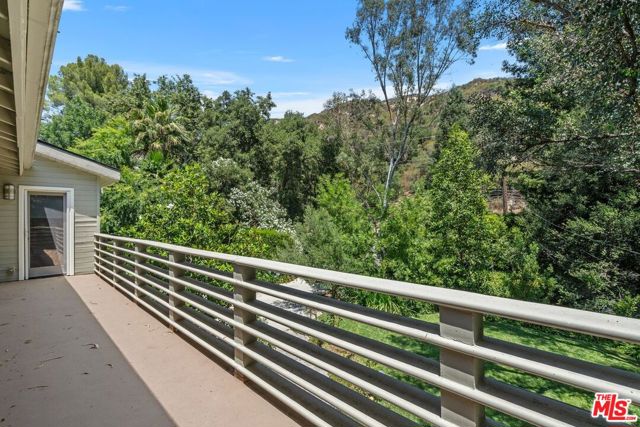24753 Mulholland Highway, Calabasas CA: https://media.crmls.org/mediaz/ccdac087-8540-4d02-99e8-0fe82b8d93bd.jpg