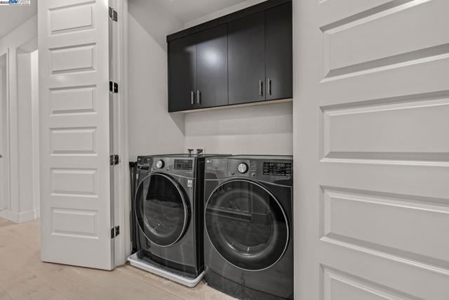 2683 5Th St, Alameda CA: https://media.crmls.org/mediaz/ccdb6325-b860-4113-b215-5f09556df233.jpg