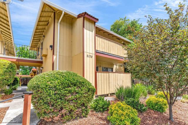 2170 Fremont St, Concord CA: https://media.crmls.org/mediaz/ccdbe744-1a5a-4b91-90a1-d20b3e6b8e62.jpg