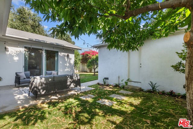 16820 Mccormick Street, Encino CA: https://media.crmls.org/mediaz/ccdc3900-8913-409c-8422-ab53955dc84e.jpg