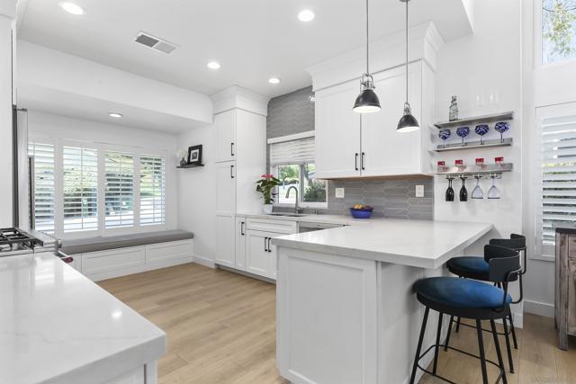 2071 Caminito Circulo Norte, La Jolla CA: https://media.crmls.org/mediaz/ccdc7b3e-ff01-46ad-9b85-7992223510c7.jpg