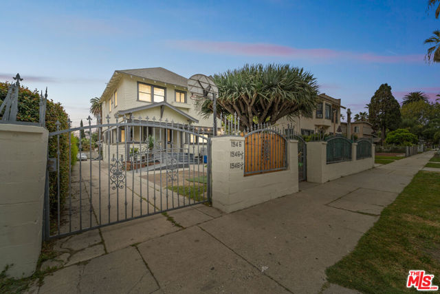 1946 S La Salle Avenue, Los Angeles CA: https://media.crmls.org/mediaz/ccdc8e2f-4d98-4f5a-89d1-1e43b1f1f1f4.jpg