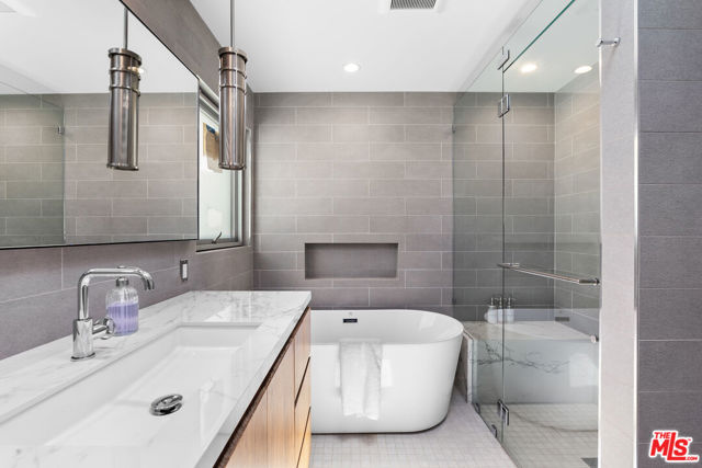 805 Norumbega Drive, Monrovia CA: https://media.crmls.org/mediaz/ccdceaa3-e271-454e-86d6-89ef9b39dd84.jpg