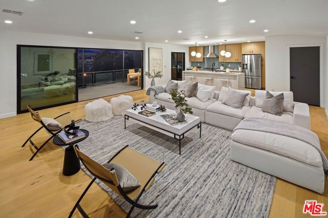 1210 LARRABEE Street photo 8