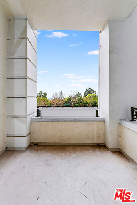 10112 EMPYREAN Way, Los Angeles CA: https://media.crmls.org/mediaz/ccdd409d-4510-4818-ac0e-418e66aaa926.jpg