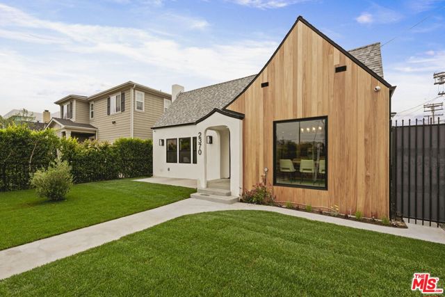 2370 Kelton Avenue, Los Angeles CA: https://media.crmls.org/mediaz/ccdf10fa-36aa-4836-8060-9ac2409259a8.jpg