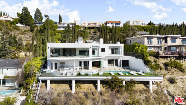 7868 Electra Drive, Los Angeles CA: https://media.crmls.org/mediaz/cce08cf7-db02-4848-a7fb-df109ee80872.jpg
