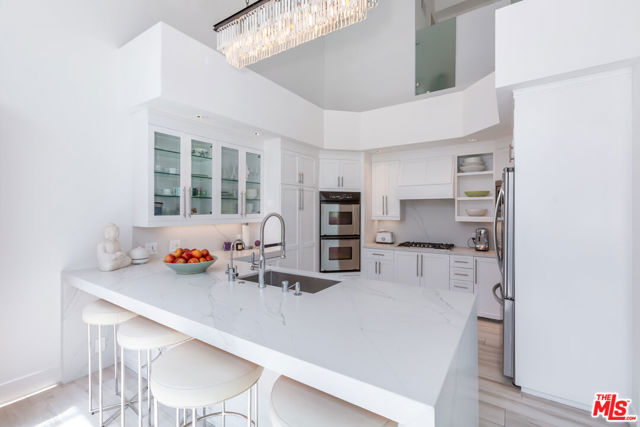 18 Union Jack Street, Marina del Rey CA: https://media.crmls.org/mediaz/cce0ee0e-a49a-4270-a454-a5f932e4cc0c.jpg