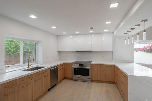 Detail Gallery Image 4 of 23 For 407 via Ultimo, Encinitas,  CA 92024 - 5 Beds | 3 Baths