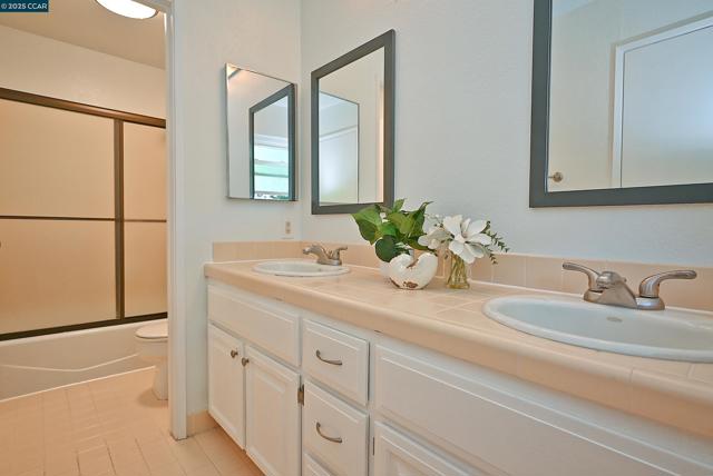 3279 Mt Diablo Ct, Lafayette CA: https://media.crmls.org/mediaz/cce188fd-d232-4896-bc18-234ce5b59ce6.jpg