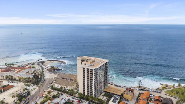 939 Coast Boulevard, La Jolla CA: https://media.crmls.org/mediaz/cce42306-cf19-476f-82a6-9292398299ec.jpg