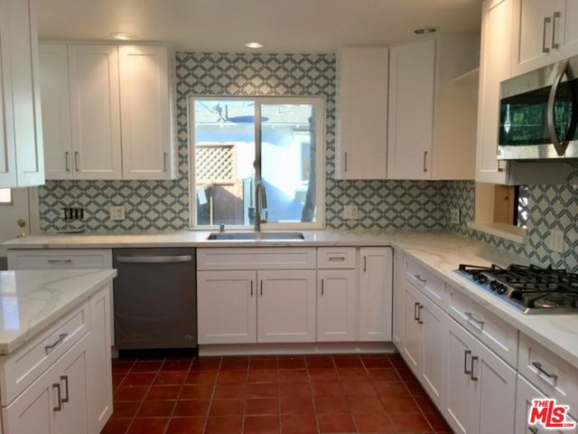 11916 Hartsook Street, Valley Village CA: https://media.crmls.org/mediaz/cce44ec1-2a94-489b-8b5a-6b8a473919b9.jpg