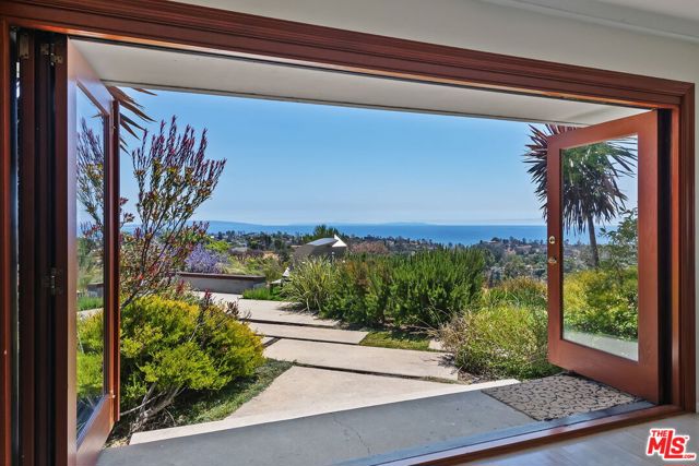 1166 LAS PULGAS Place, Pacific Palisades CA: https://media.crmls.org/mediaz/cce54d6e-bf4e-455e-8320-0c80b21c4f82.jpg