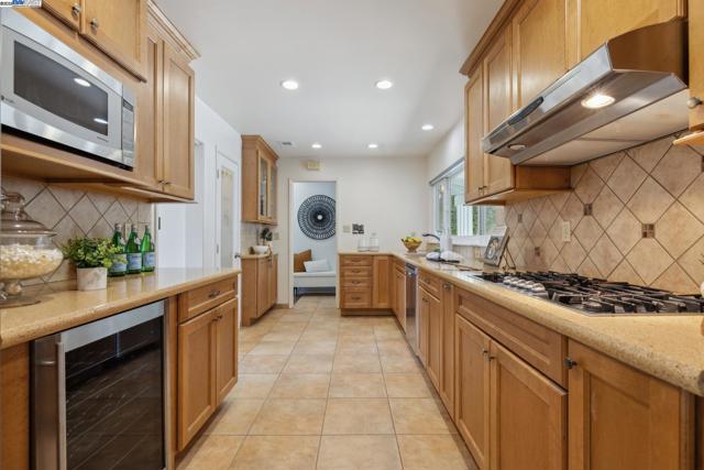 30113 Treeview St, Hayward CA: https://media.crmls.org/mediaz/cce5cc70-899a-4f66-a347-16a7bc33c139.jpg