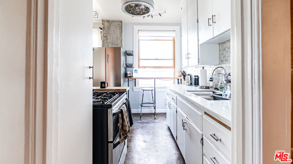 https://media.crmls.org/mediaz/cce64163-d198-4f08-9b7f-269df0d4b76c.jpg?preset=X-Large
