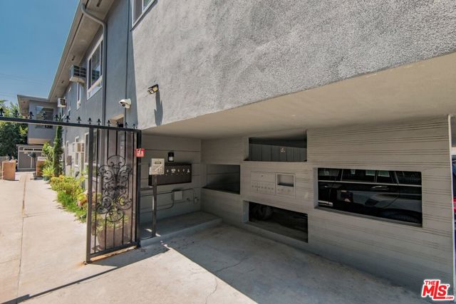 103 N Hayworth Avenue, Los Angeles CA: https://media.crmls.org/mediaz/cce67eba-58a7-487b-bd8f-8d4058b631ef.jpg