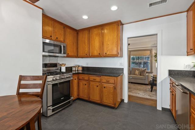 2707 Sweetwater Rd, Spring Valley CA: https://media.crmls.org/mediaz/cce71600-219c-4e8a-ab42-7594448f571e.jpg