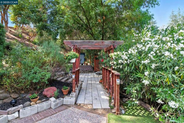 189 Rudgear Drive, Walnut Creek CA: https://media.crmls.org/mediaz/cce7262a-e27d-49fa-a020-381f6cfd4c5c.jpg