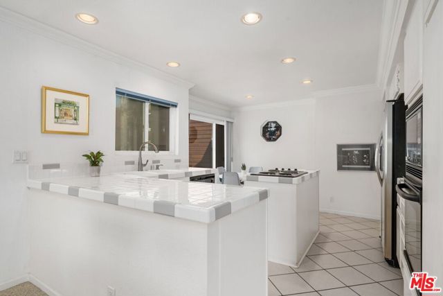 4200 Via Dolce, Marina del Rey CA: https://media.crmls.org/mediaz/cce7419d-ed4d-4951-b08d-49c3d20379e6.jpg