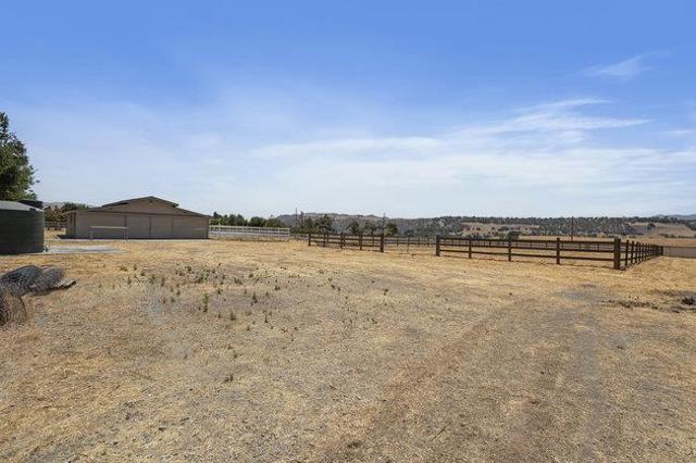 5636 Sundown Lane, Tres Pinos CA: https://media.crmls.org/mediaz/cce76792-ef21-42f0-80da-b131e1af0232.jpg