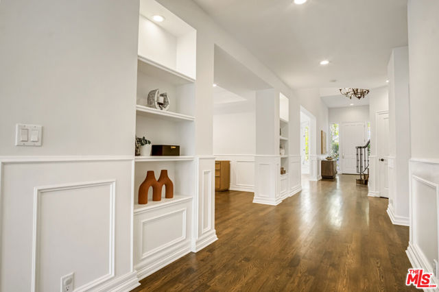 116 N Palm Drive, Beverly Hills CA: https://media.crmls.org/mediaz/cce7d5ac-3227-419e-8244-73b861bf4561.jpg
