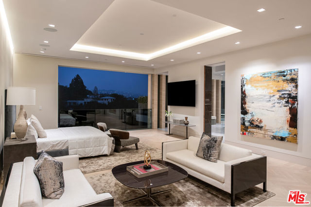 642 Perugia Way, Los Angeles CA: https://media.crmls.org/mediaz/cce802d3-4d25-4d88-a0d2-8e3e32887cec.jpg
