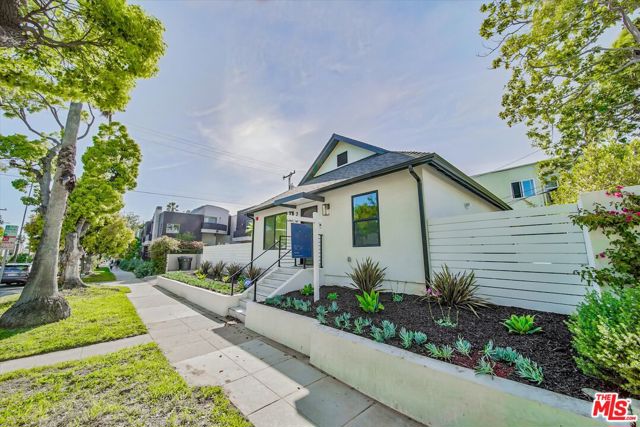 2021 Idaho Avenue, Santa Monica CA: https://media.crmls.org/mediaz/cce8ce68-1d03-4215-886a-28b22c0bc926.jpg