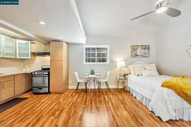 941 45Th St, Oakland CA: https://media.crmls.org/mediaz/cce8e8f9-357d-463d-b26f-37908ea98b85.jpg