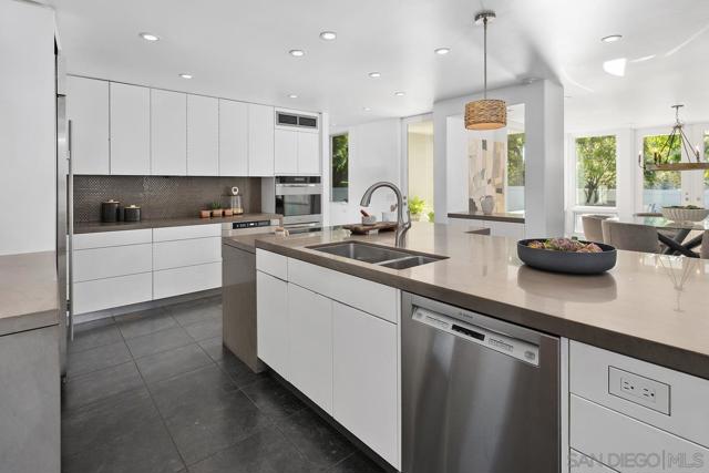 6172 Via Posada Del Norte, Rancho Santa Fe CA: https://media.crmls.org/mediaz/cce90eef-b0c4-4951-bc05-215a51caf3df.jpg