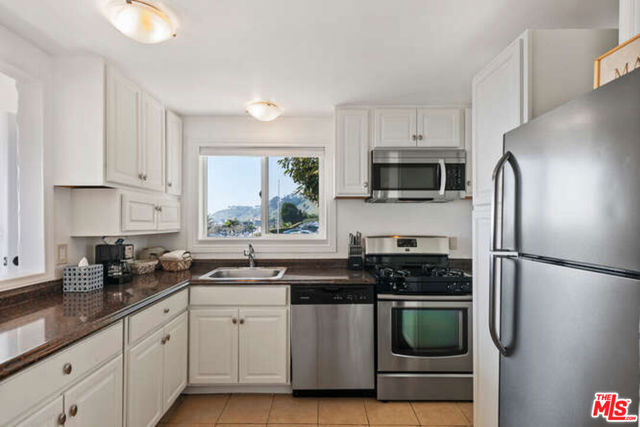 22609 Pacific Coast Highway, Malibu CA: https://media.crmls.org/mediaz/cce94ef4-85ca-41a6-b10a-4a10b4fa3984.jpg
